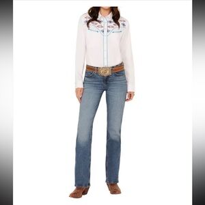 Wrangler Straight Leg Women's Jeans in Medium Blue Wash